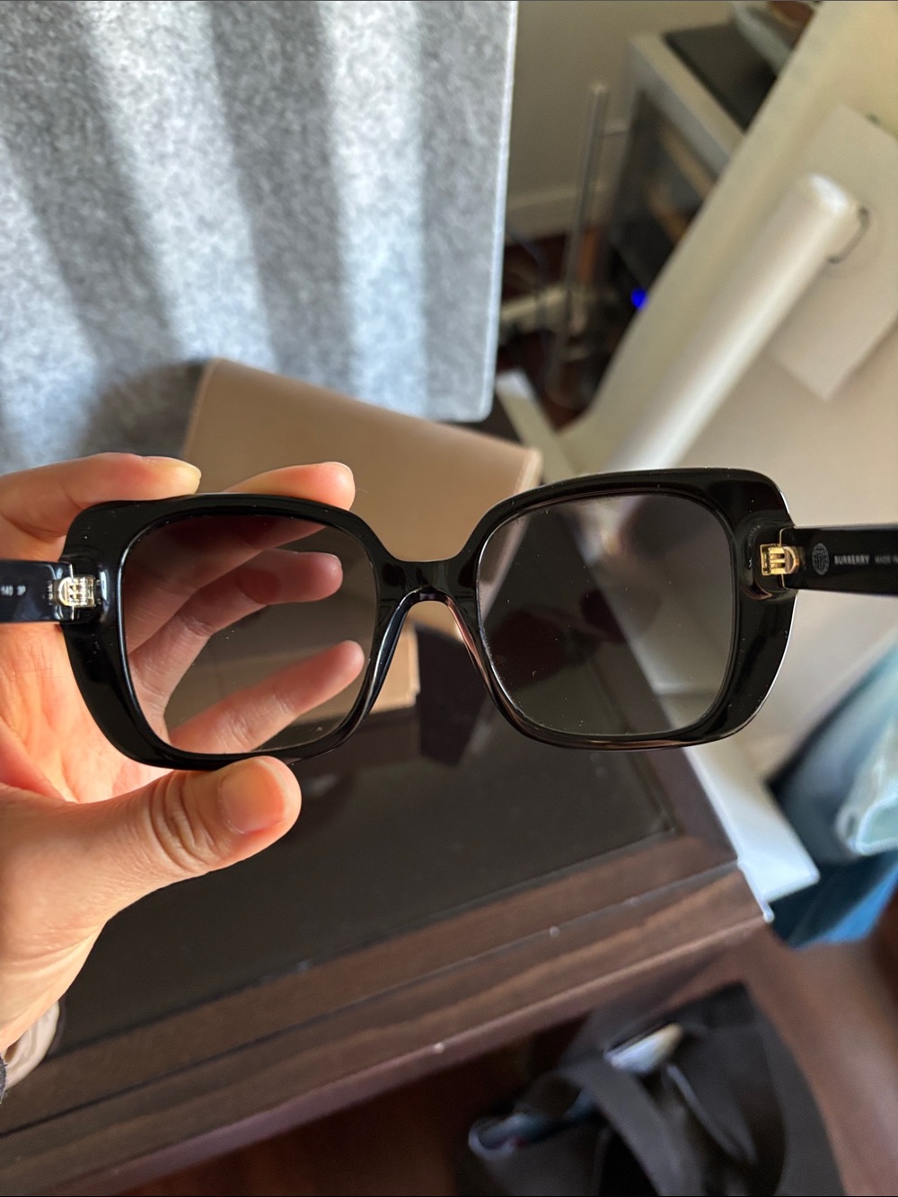 Black Oversized Women's Sunglasses - Picture 4 of 7